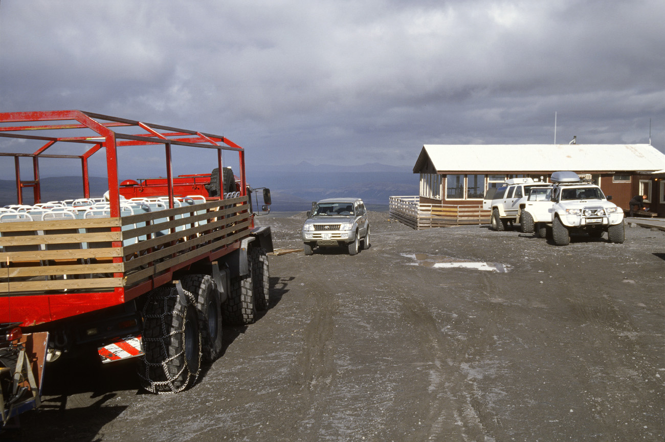 isl_181 langjokull.jpg - Islande Ouest, août 2003 : Langjökull "un point de départ vers le glacier pour les 4x4 locaux équipés de pneus énormes, et auprès desquels mon ""gros"" Landcruiser parait bien petit.." Kodak Ektachrome 100 G